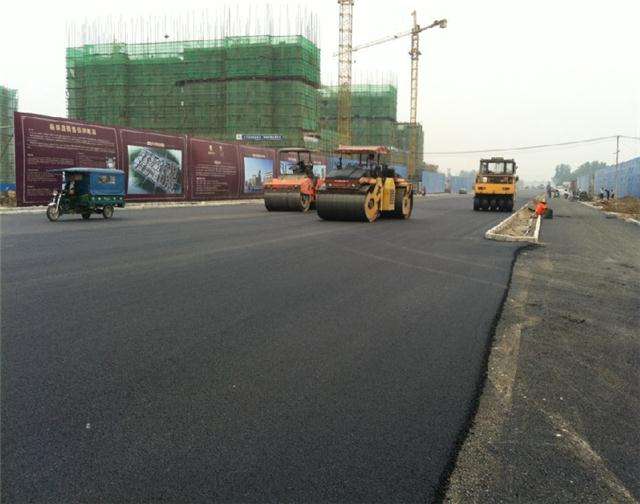 馬路瀝青地坪施工現場