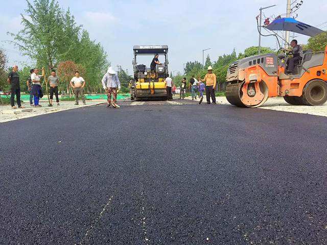 馬路瀝青地坪施工現場